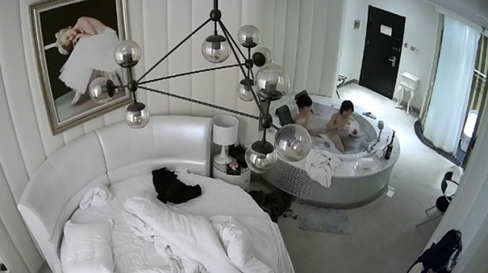 360酒店摄像头偷拍-晚上加完班出来开房减减压的白领小情侣尝新在浴缸里做爱。